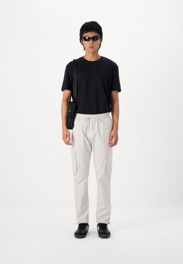 Брюки с накладными карманами