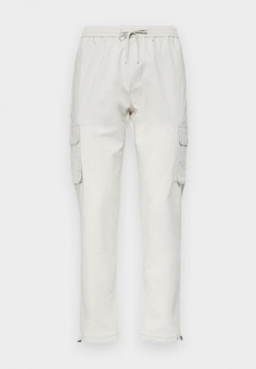 Брюки с накладными карманами