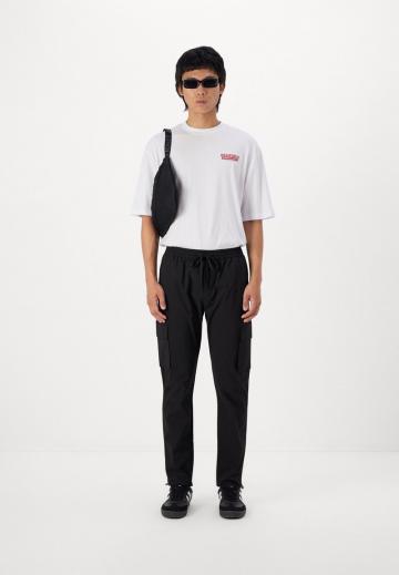 Брюки с накладными карманами