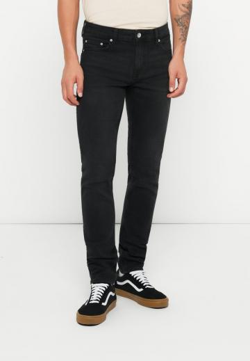 Узкие джинсы