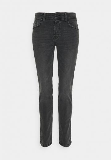 Узкие джинсы
