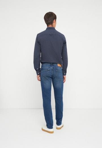 Узкие джинсы