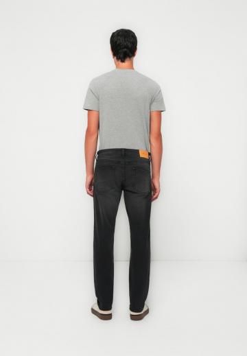 Узкие джинсы