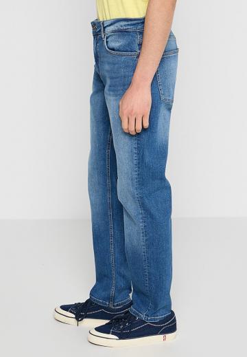 Прямые джинсы