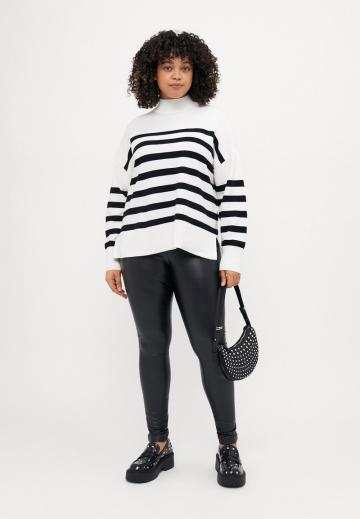 Пуловер в полоску