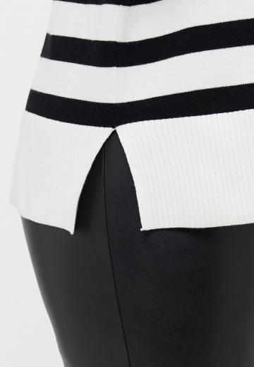 Пуловер в полоску