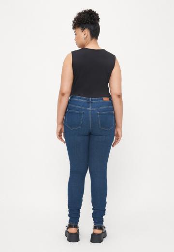 Узкие джинсы