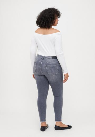 Узкие джинсы