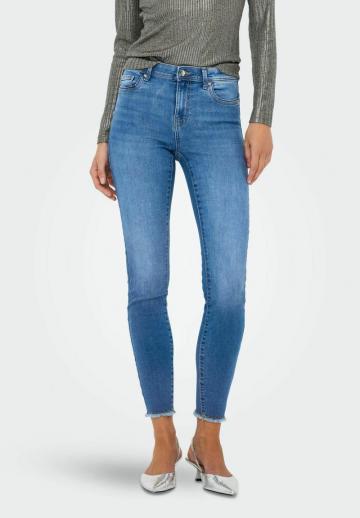 Короткие джинсы