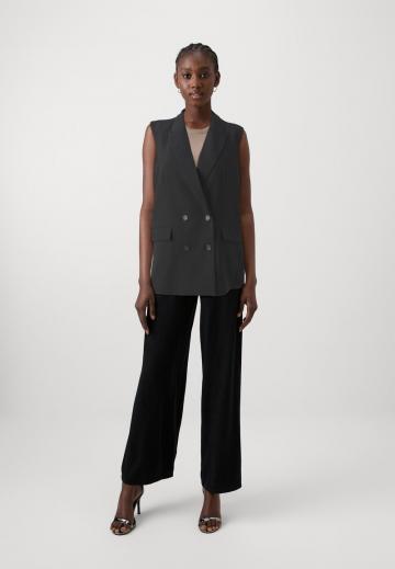 Длинный жилет