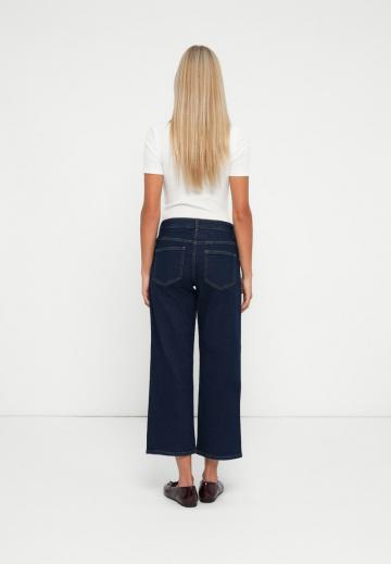 Короткие джинсы