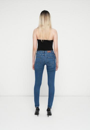 Узкие джинсы