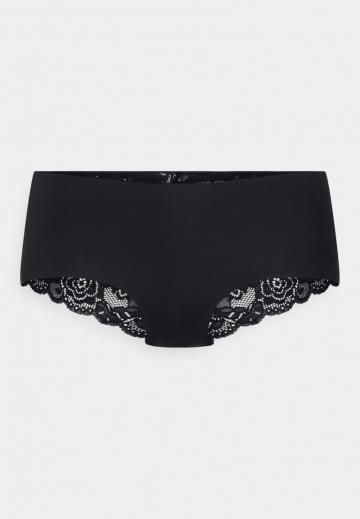 Трусы на бедрах