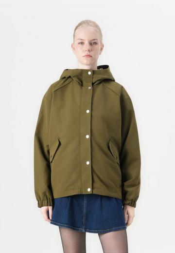 Куртка с накладнымит карманами