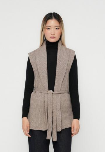 Вязаный жилет