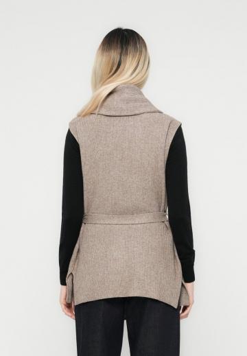 Вязаный жилет