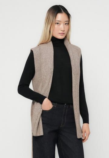 Вязаный жилет