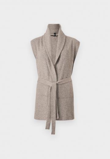 Вязаный жилет