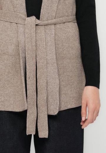 Вязаный жилет