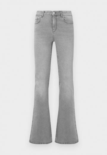 Клешеные джинсы