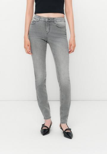 Узкие джинсы