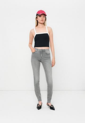 Узкие джинсы