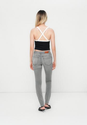 Узкие джинсы