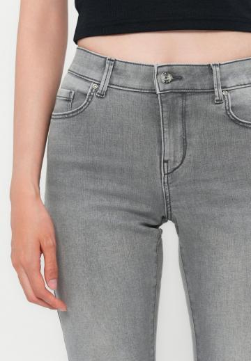 Узкие джинсы