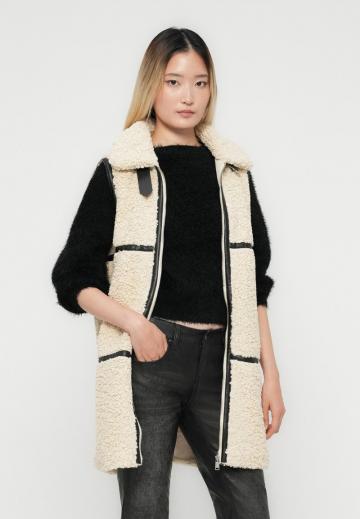 Длинный жилет