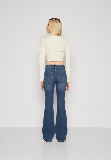 Клешеные джинсы