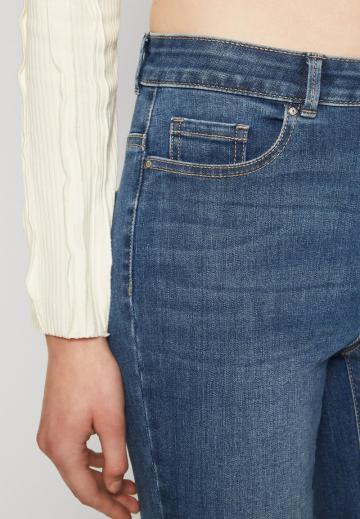 Клешеные джинсы