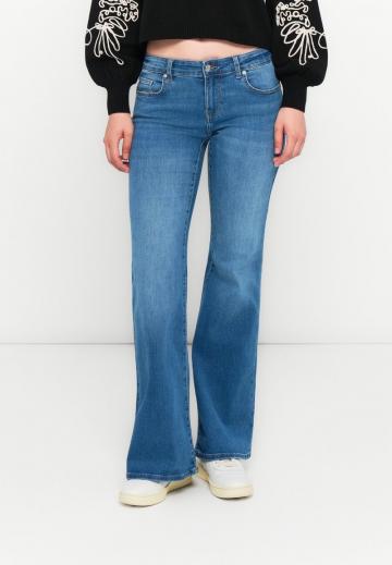 Клешеные джинсы