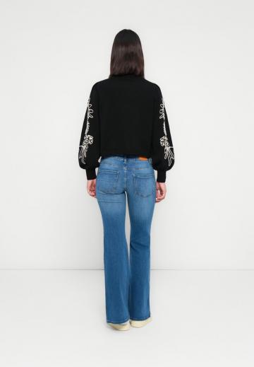 Клешеные джинсы