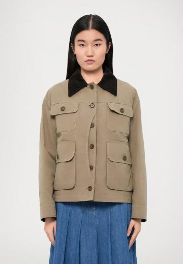 Куртка с накладнымит карманами