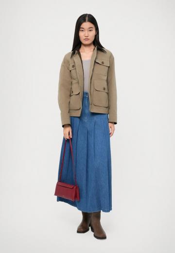 Куртка с накладнымит карманами