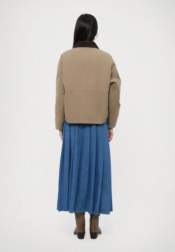 Куртка с накладнымит карманами