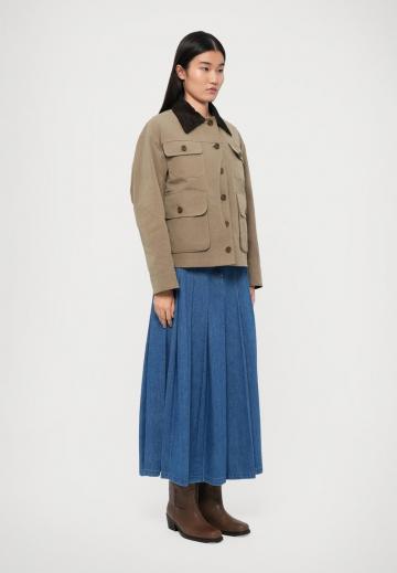 Куртка с накладнымит карманами