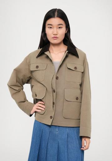 Куртка с накладнымит карманами