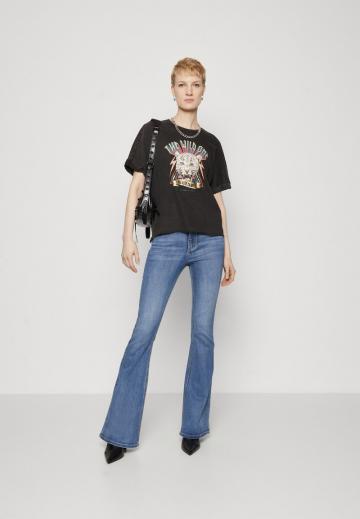 Клешеные джинсы