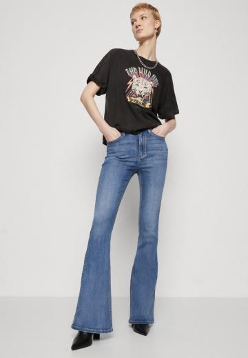 Клешеные джинсы