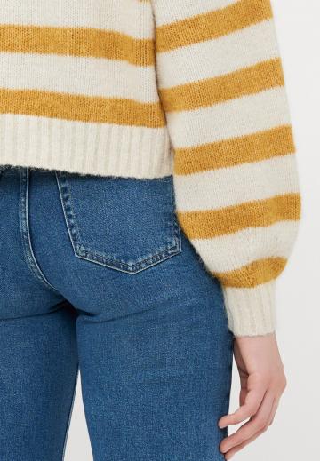 Пуловер в полоску