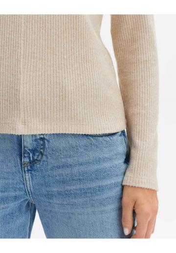 Пуловер с вырезом V