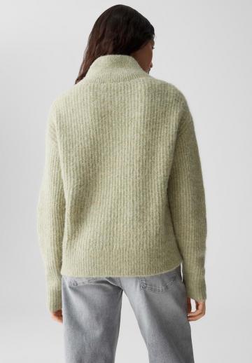 Пуловер с вырезом V