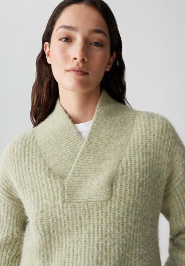 Пуловер с вырезом V