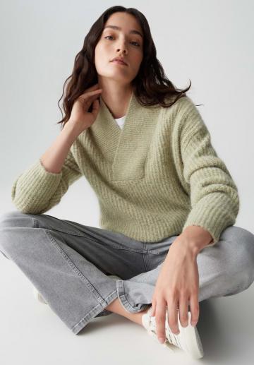 Пуловер с вырезом V