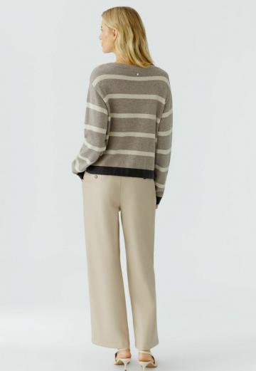 Пуловер в полоску