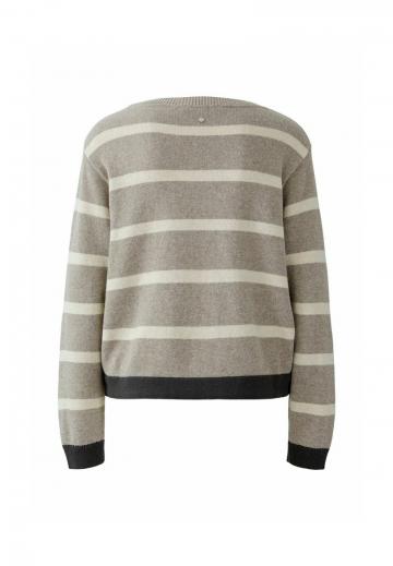 Пуловер в полоску