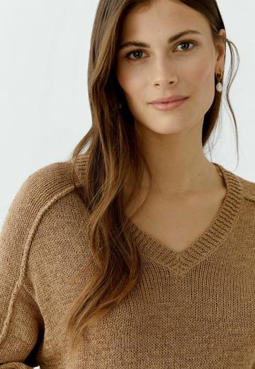 Пуловер с вырезом V