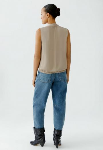 Блузка без рукавов