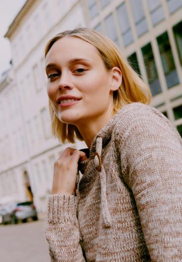 Пуловер с капюшоном